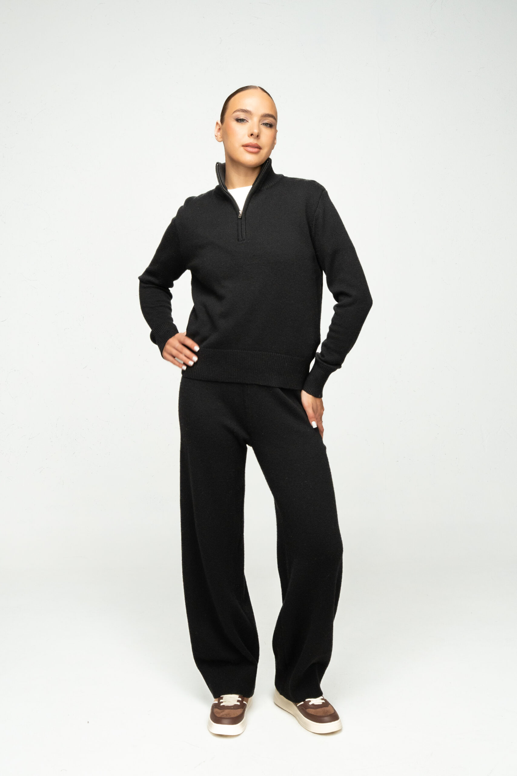 Megztas kostiumėlis su vilna, juodas