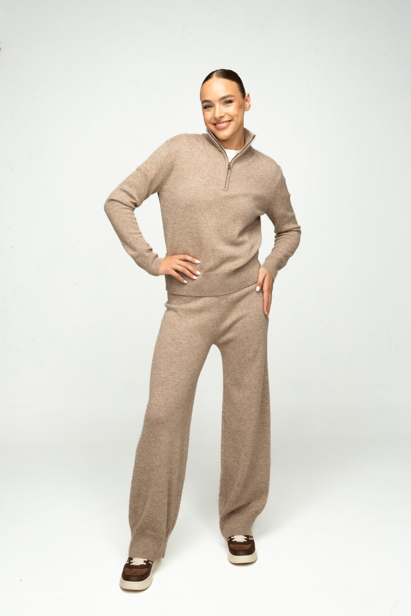 Megztas kostiumėlis su vilna, smėlio spalvos