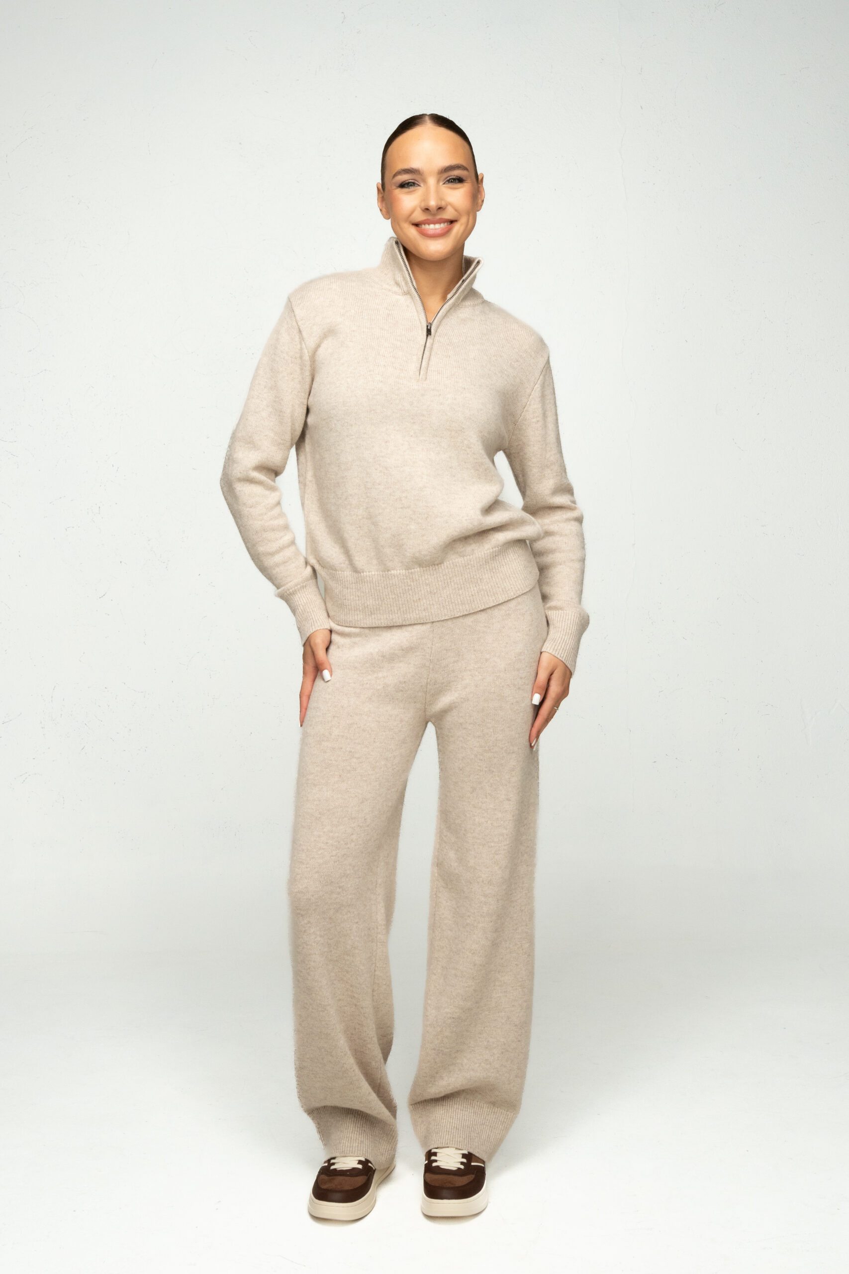 Megztas kostiumėlis su vilna, kreminės spalvos