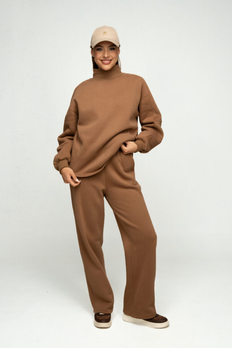 Laisvalaikio kostiumėlis su pūkeliu camel spalvos