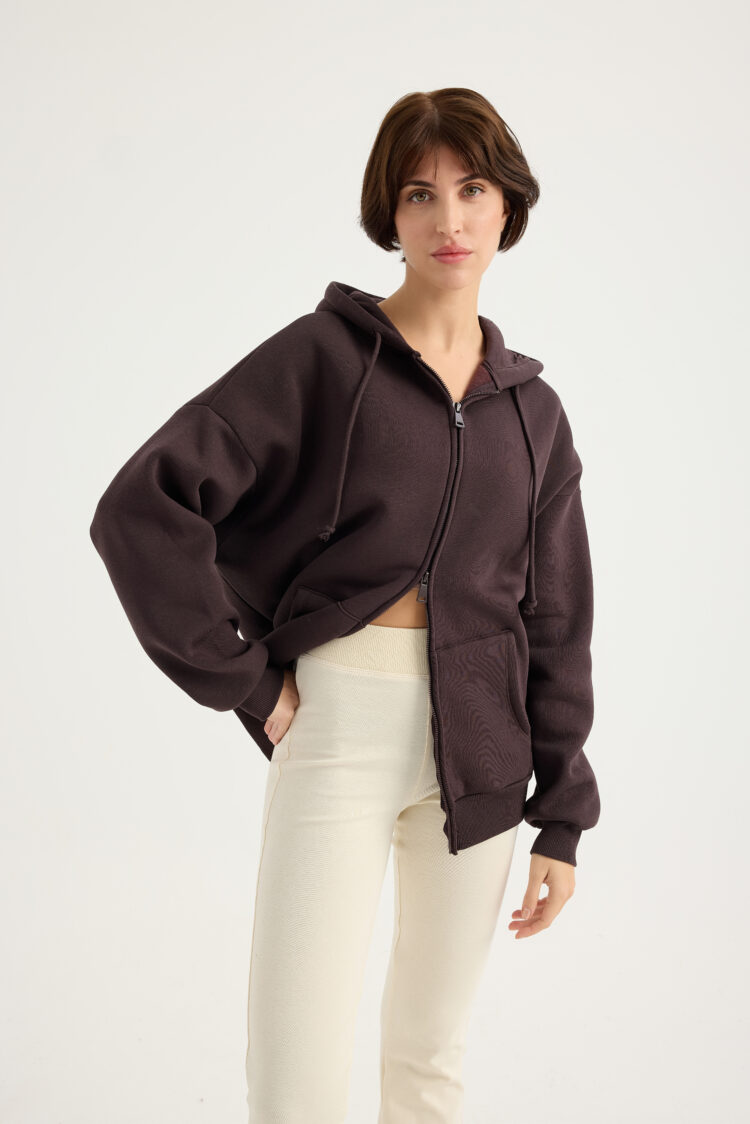 Oversize džemperis su pūkeliu, šokoladinės spalvos