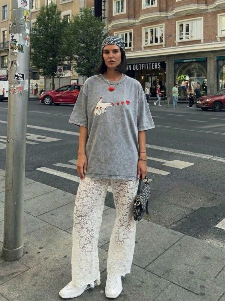 Medvilniniai oversize blukinti marškinėliai su širdelių akcentu