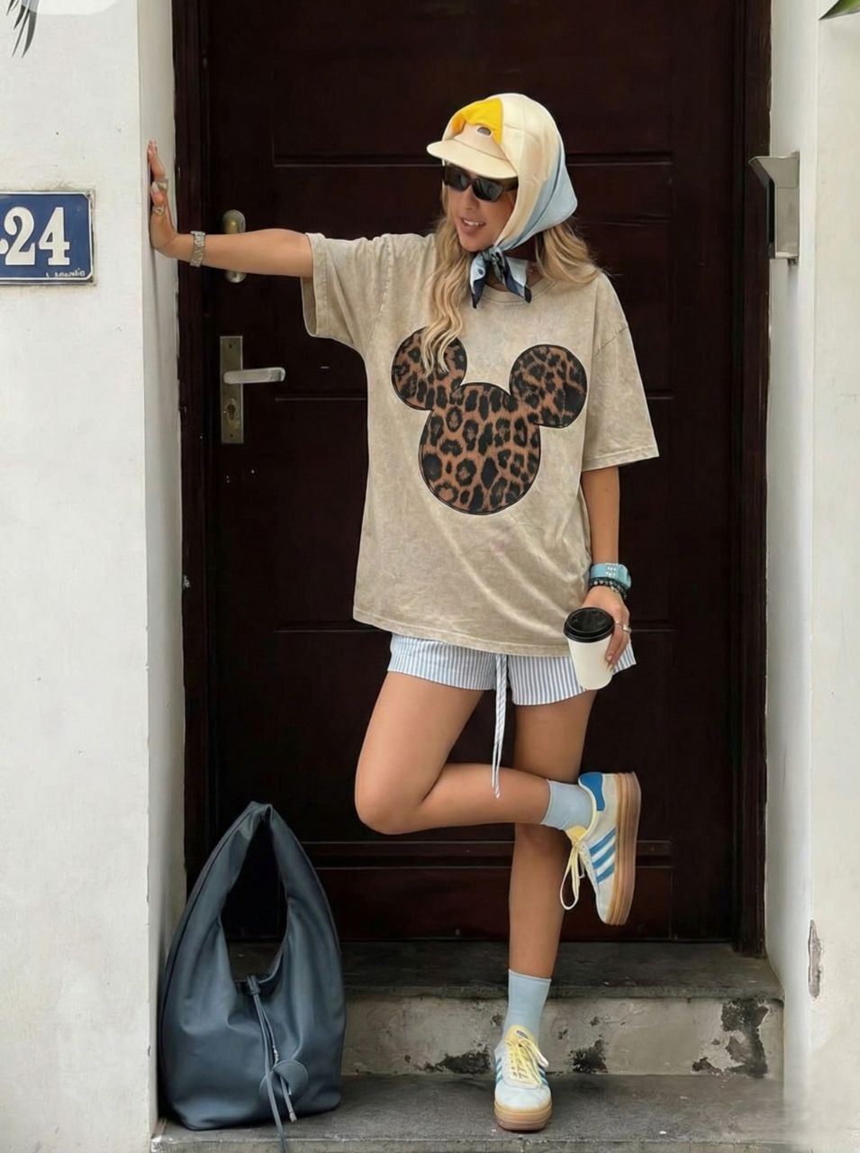 Medvilniniai blukintos medvilnės smėlio spalvos marškinėliai su printu - Image 3