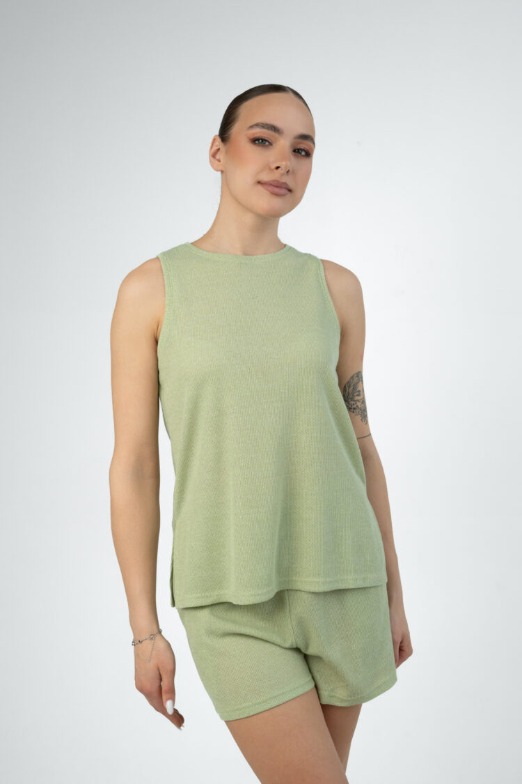 Vasarinis tekstūrinės medžiagos kostiumėlis su šortais MIA | pistacijų